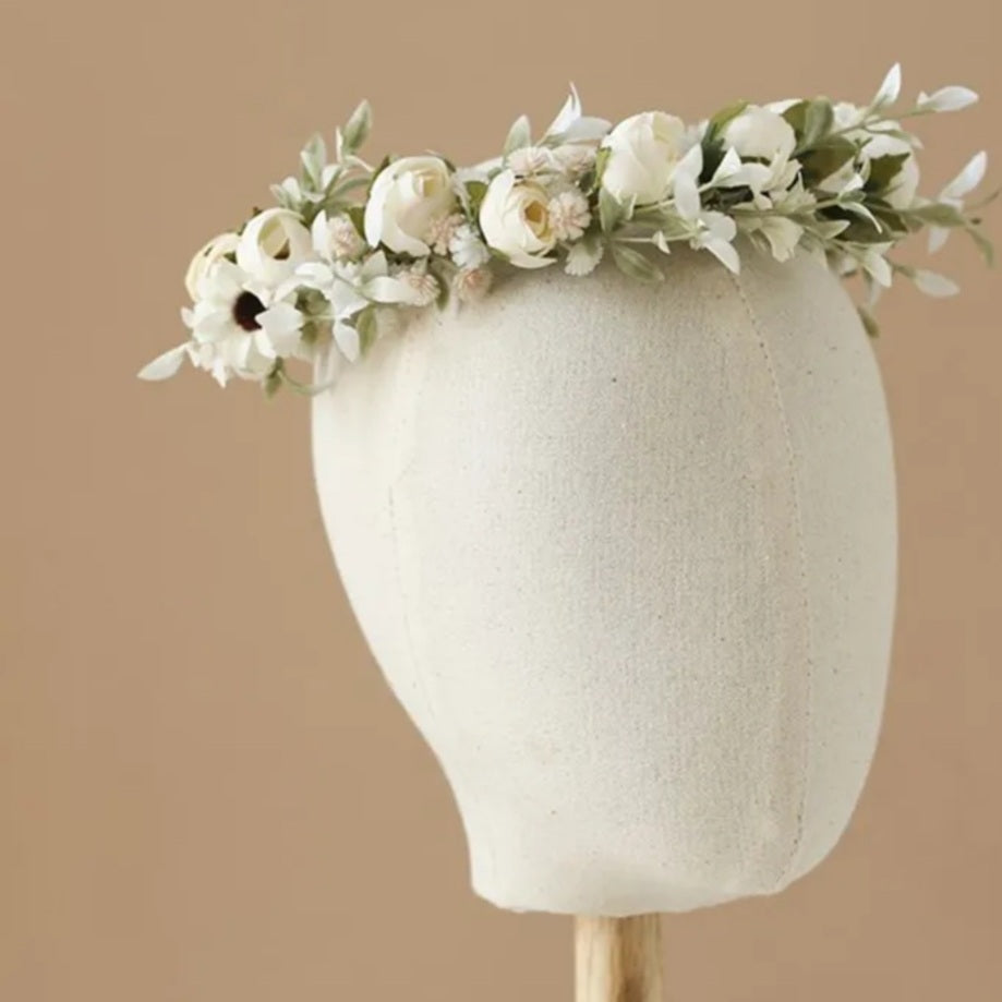 Corona de flores rositas blancas