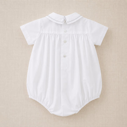 Vista posterior de bombacho de algodón blanco bordado a mano para bebé niño, ideal para bautizo y ceremonias.