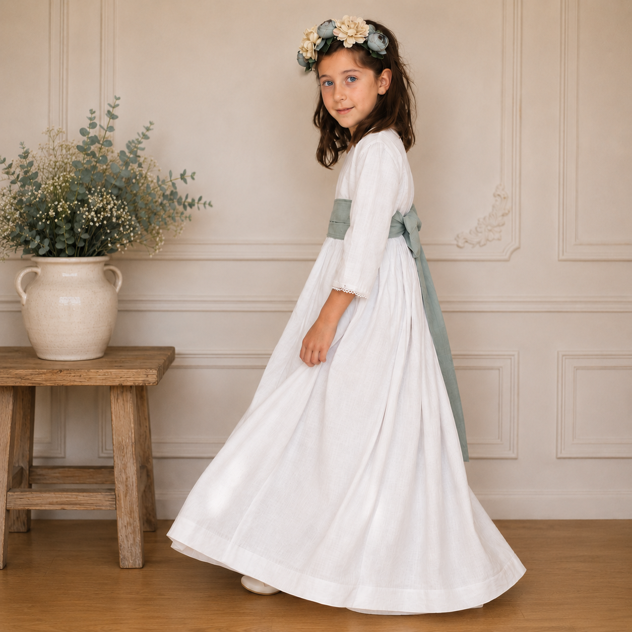 Caída romántica del Vestido Esperanza de lino blanco para bautizos, comuniones y ceremonias.