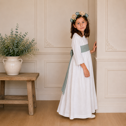 Vestido Esperanza de lino blanco hecho a mano en Chile con elegante diseño de perfil.