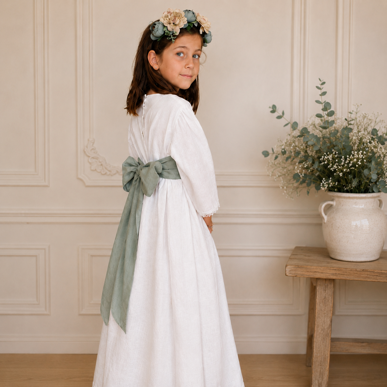 Vestido Esperanza de lino blanco con lazo verde salvia, ideal para paje de matrimonio.